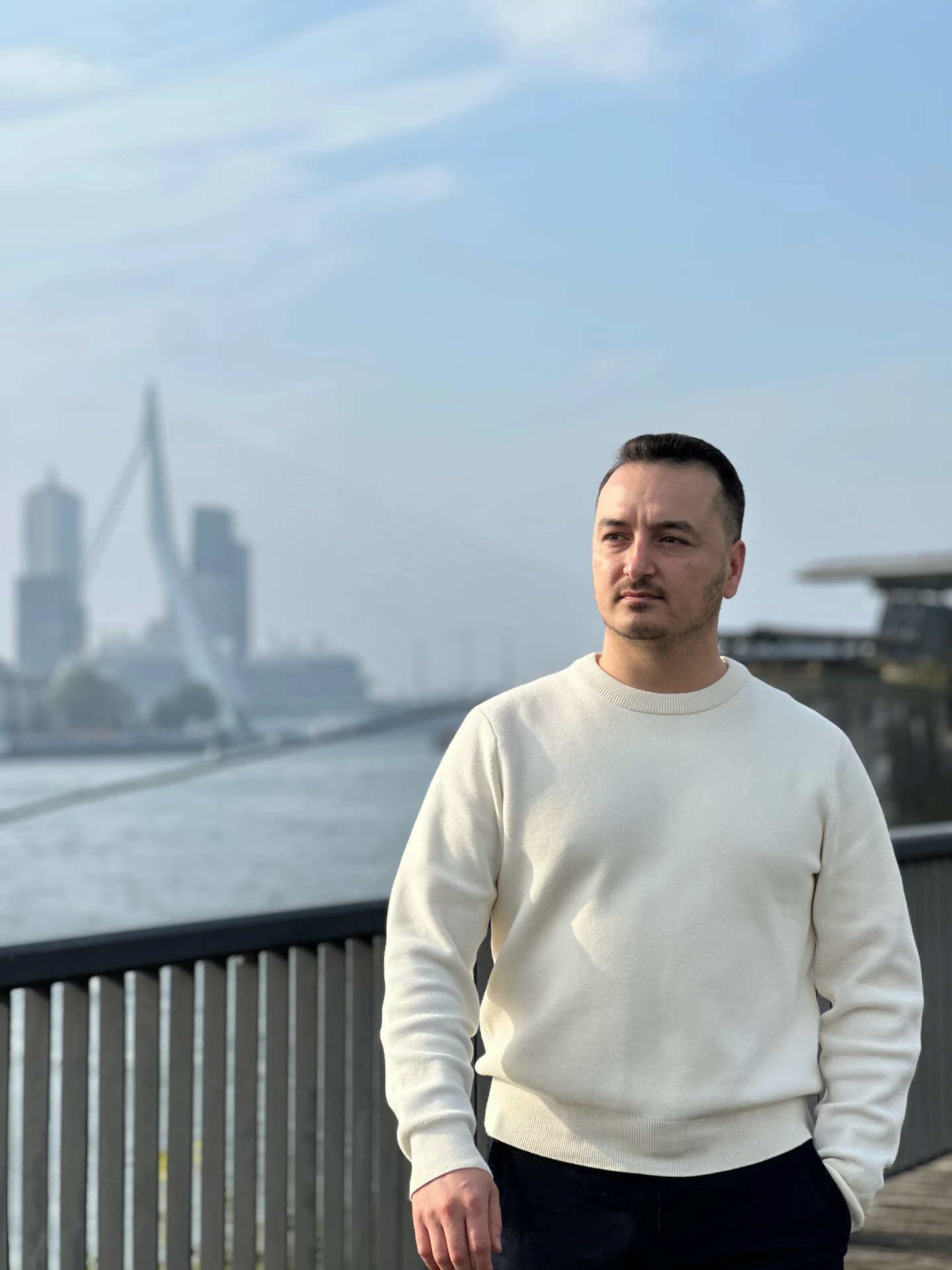 Shair Mir in Rotterdam, met de Erasmusbrug op de achtergrond